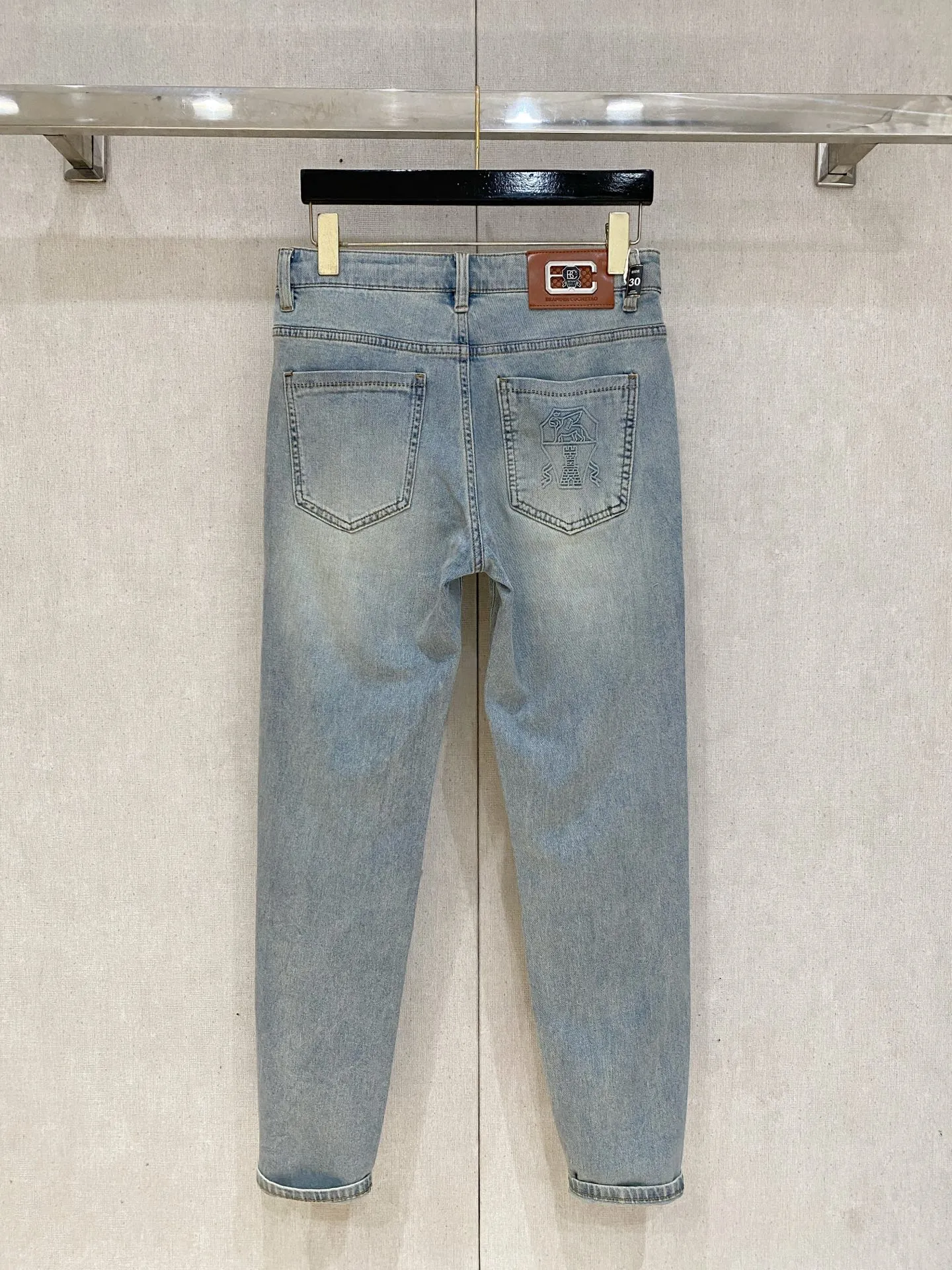 Brunello Cucinelli💎2026 summer latest ️ launches new men’s thin jeans! Heavy-duty washed denim fabric, customized fabric is softer and more comfortable than ordinary denim fabric! Ultra-heavy industrial washing process and dual-process washing. The entire pair of pants has a comfortable hand feel, and the level of fineness and breathable effect are top-notch. All hardware brand logos are custom-made, and the materials are selected with the best attributes. The elasticity of the fabric is very good and the comfort is great! The low-key design style is simple and elegant. The repurchase rate is extremely high 👍. Sizes: 28-38 no 35 37